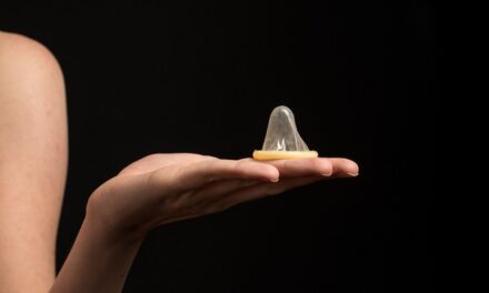 कंडोम कैसे पहना जाता है – How to use condom (condum)
