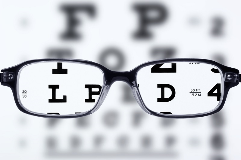 मायोपिया (निकट दृष्टि दोष) क्या होता है, लक्षण, कारण, उपाय – Myopia in hindi