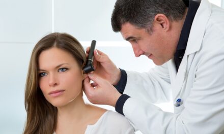 कान में इंफेक्शन के कारण, लक्षण, जोखिम, जांच, बचाव और उपचार – Ear infection in hindi