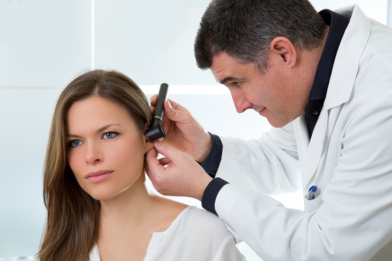 कान में इंफेक्शन के कारण, लक्षण, जोखिम, जांच, बचाव और उपचार – Ear infection in hindi