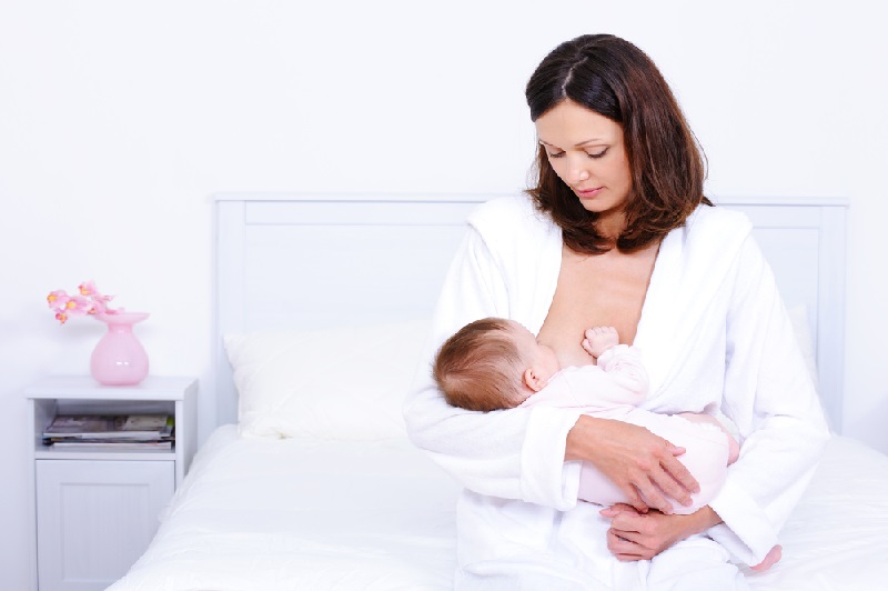 ब्रेस्ट मिल्क बढ़ाने के नैचुरल उपाय – How to increase Breast Milk naturally