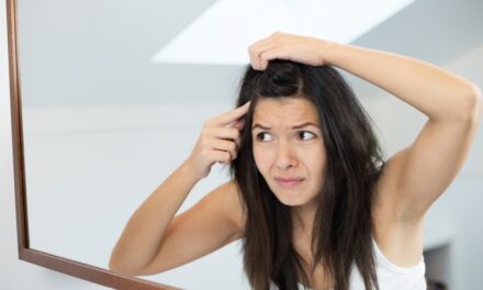 बालों के हिलने पर खोपड़ी में दर्द के लक्षण, कारण, इलाज और बचाव – Hair root pain in hindi
