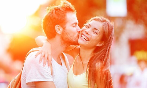 चुंबन करने के फायदे – Benefits of Kissing in hindi