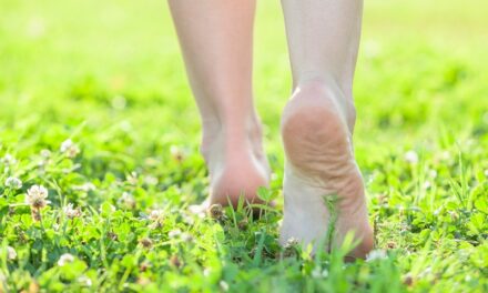 नंगे पैर चलना – Walking barefoot in hindi