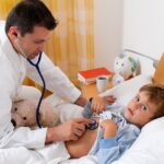बच्चों में पेट के इंफेक्शन होने पर क्या करें, लक्षण, इलाज, घरेलू उपाय – Stomach flu in kids